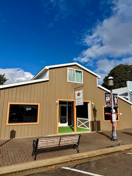 Primary Photo Of 207 E Central Ave, Mackinaw City Freestanding For Lease