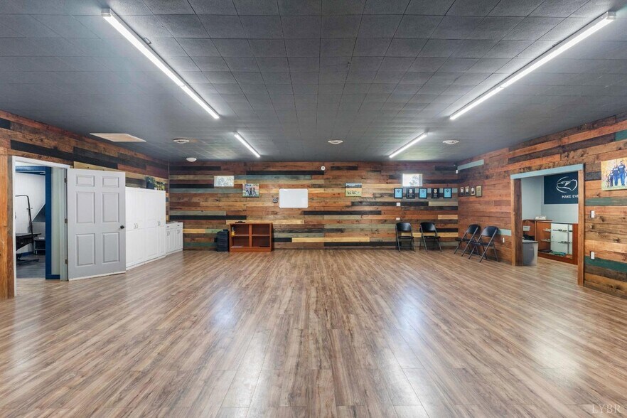 More Photos Of 273 Riverbend Rd, Altavista Showroom For Sale