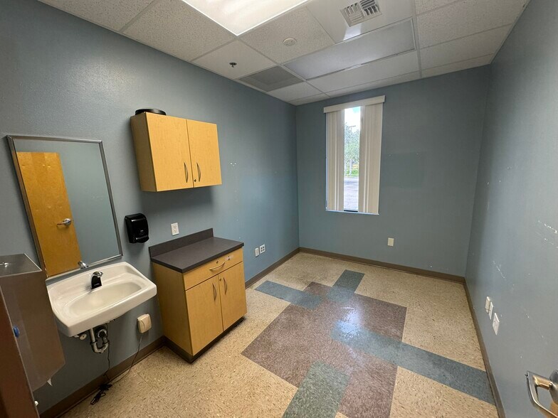 More Photos Of 4231 S Pipkin Rd, Lakeland Medical For Sale