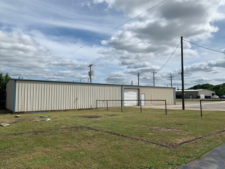 More Photos Of 309 S US Highway 69, Trenton Industrial For Lease