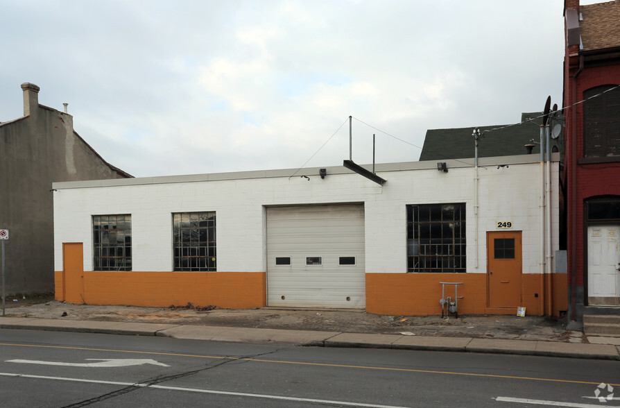 Primary Photo Of 249 John St N, Hamilton Auto Repair For Sale