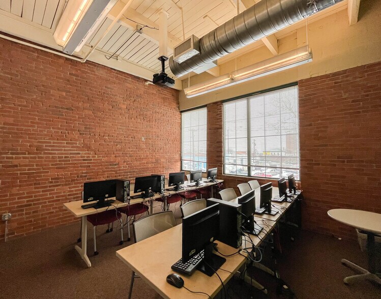 More Photos Of 1457 E 40th St, Cleveland Showroom For Lease