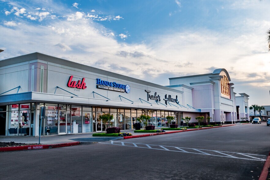 More Photos Of 1501-1549 W Bay Area Blvd, Webster Unknown For Lease