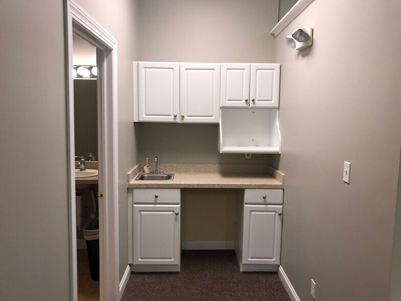 More Photos Of 2901 E Bristol St, Elkhart Office For Sale