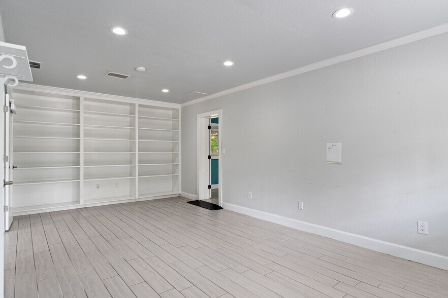 More Photos Of 17110 Gunn Hwy, Odessa Loft Creative Space For Sale