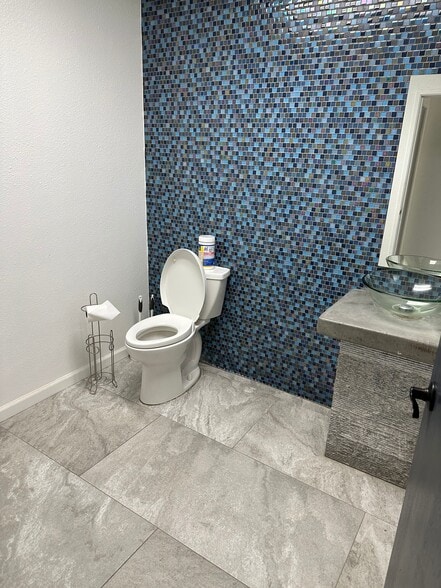 More Photos Of 77530 Enfield Ln, Palm Desert Showroom For Sale