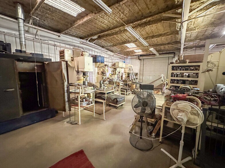 More Photos Of 15691 1st St, Victorville Warehouse For Lease