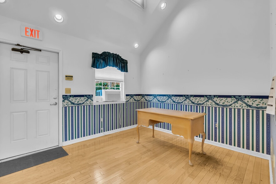 More Photos Of 613 Warren Ave, Spring Lake Office For Sale