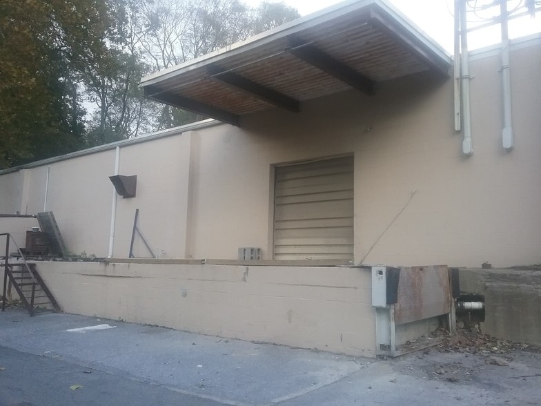 More Photos Of 70 Pitney Rd, Lancaster Warehouse For Lease