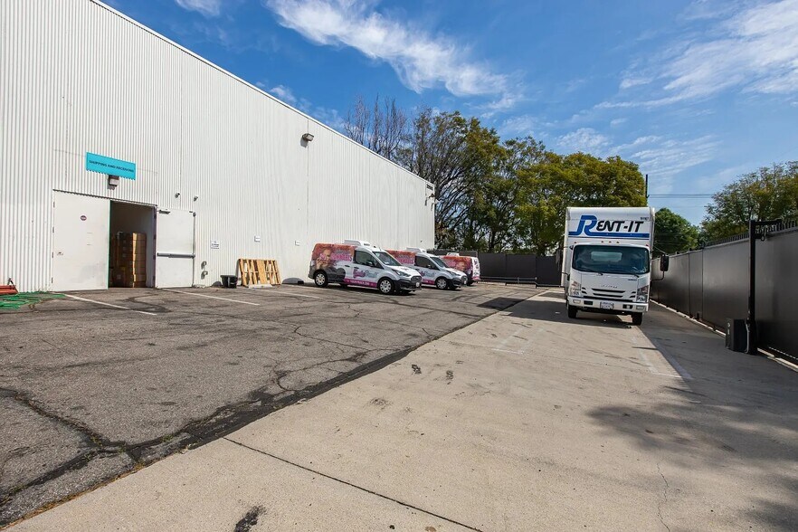 More Photos Of 20500 Nordhoff St, Chatsworth Research And Development For Sale