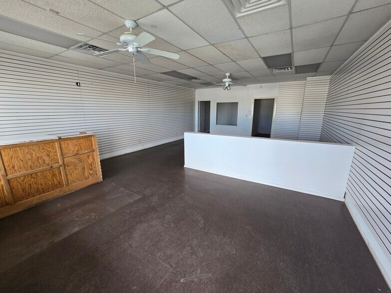 More Photos Of 300 N Resler Dr, El Paso Unknown For Lease