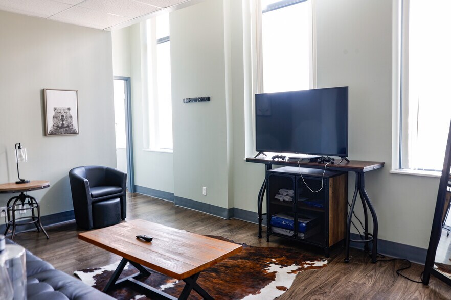 More Photos Of 210 Hale St, Charleston Office For Sale