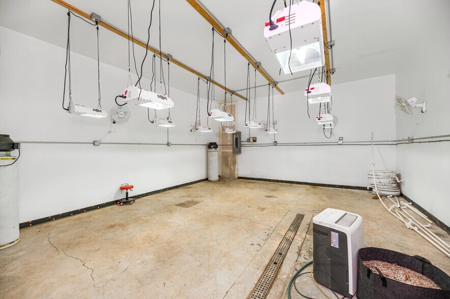 More Photos Of 3905 32nd St, Port Huron Truck Terminal For Sale