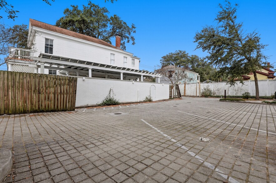 More Photos Of 422 W 43rd St, Savannah Storefront Retail Office For Lease