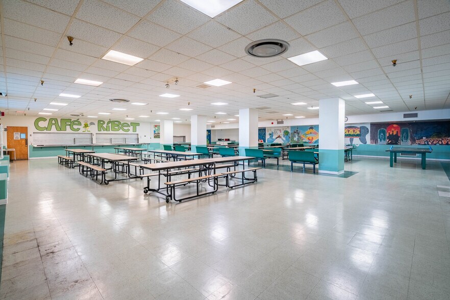 More Photos Of 2911 N San Fernando Rd, Los Angeles Schools For Lease