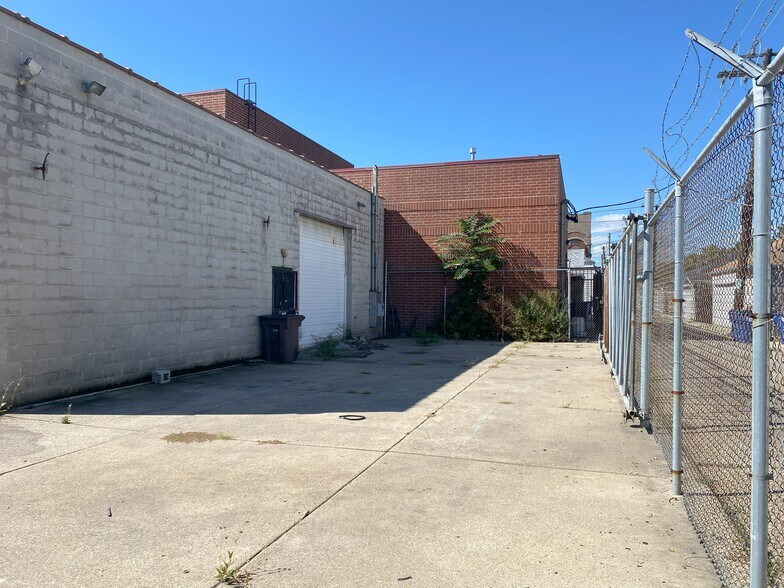 More Photos Of 5424-5428 25th St, Cicero Industrial For Sale