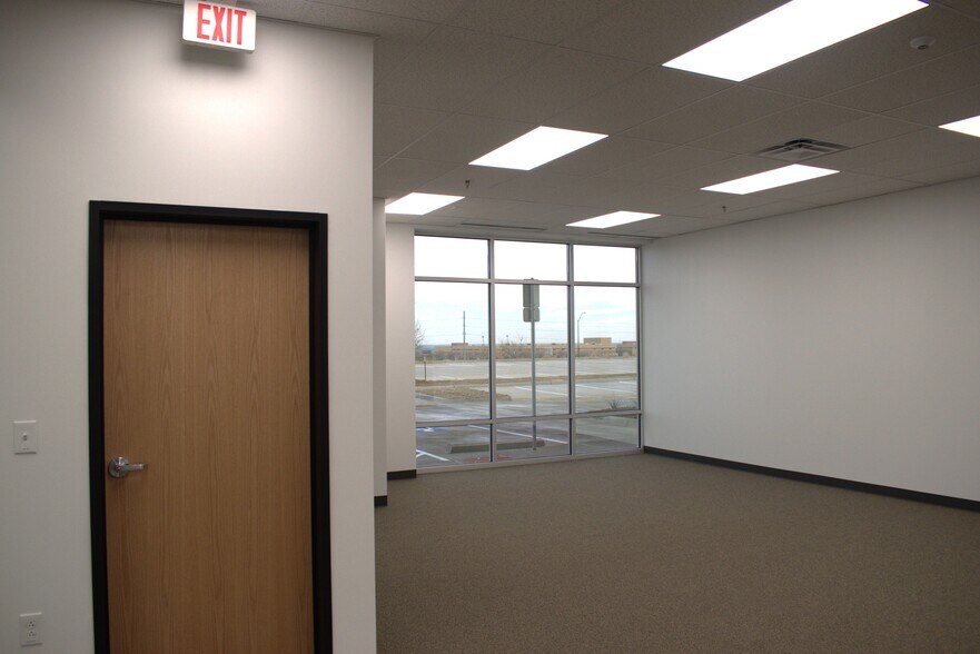 More Photos Of 9449 Silver Creek Rd, Fort Worth Warehouse For Lease