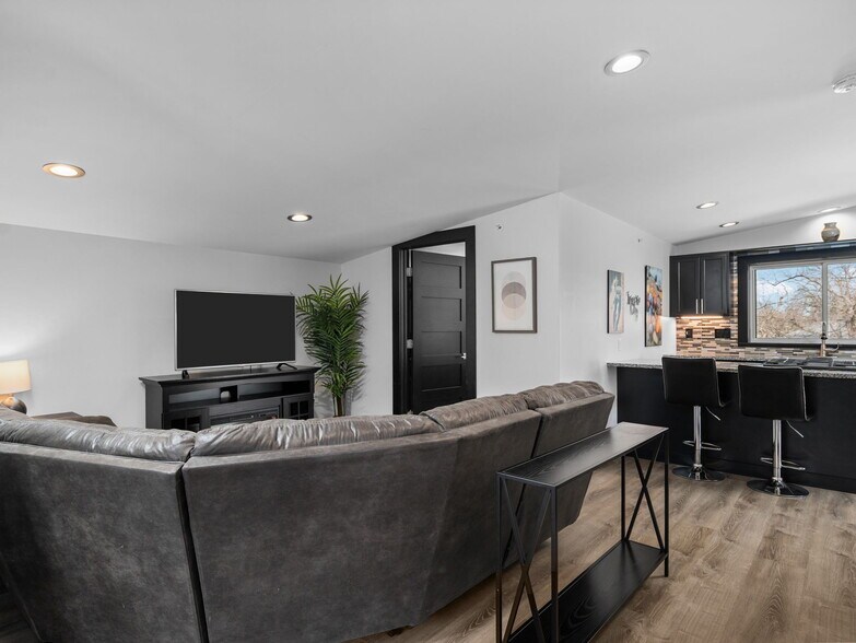 More Photos Of 1323 Cass St, Traverse City Flex For Sale
