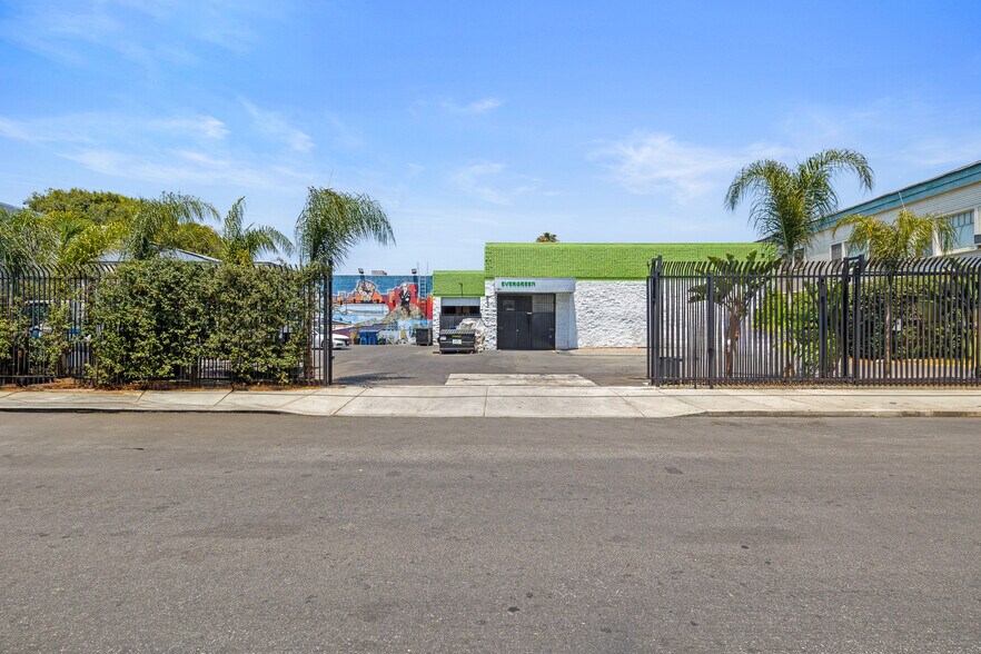 More Photos Of 148 W 32nd St, Los Angeles Warehouse For Lease