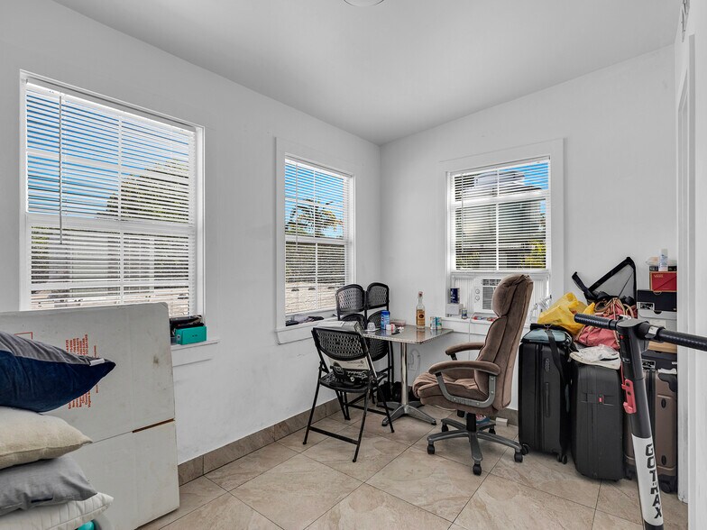 More Photos Of 1110 White St, Key West Restaurant For Sale