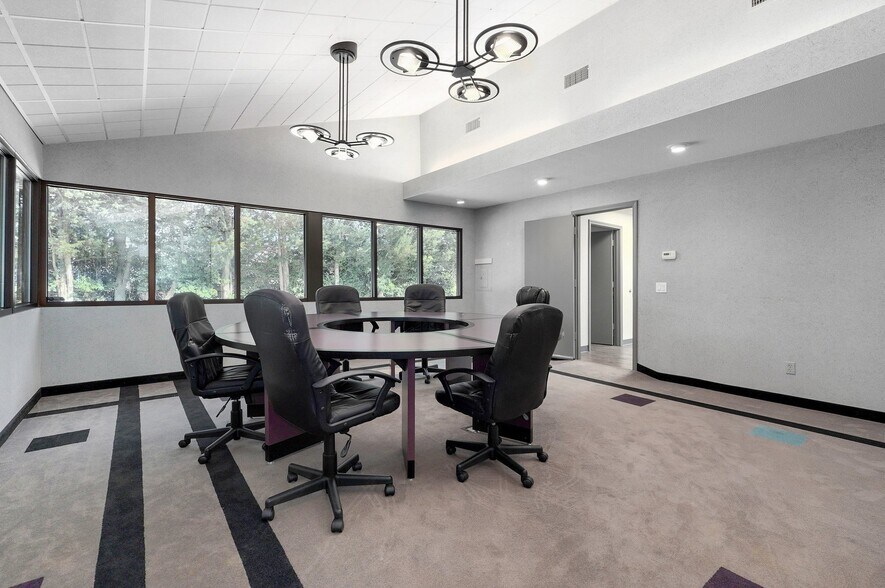 More Photos Of 3560 E Evergreen St, Springfield Office For Sale