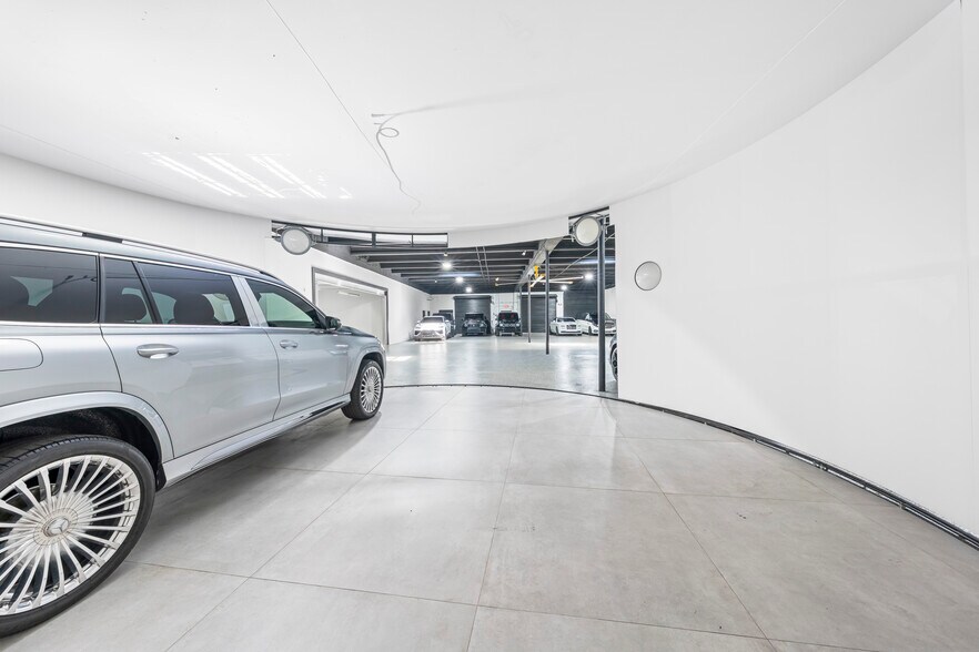 More Photos Of 2500 NW 39th St, Miami Light Distribution For Sale