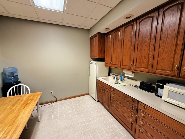 More Photos Of 3356 Kimball Ave, Waterloo Office For Lease