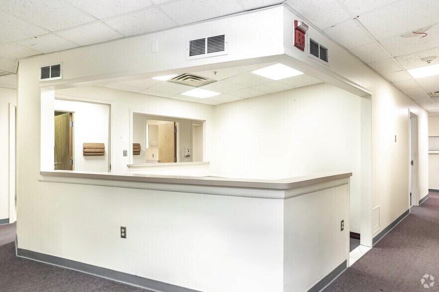 More Photos Of 5100 W Taft Rd, Liverpool Medical For Lease