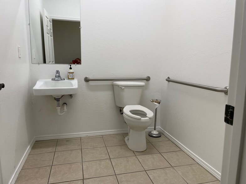 More Photos Of 1951 Commerce Center Circle, Prescott Medical For Lease