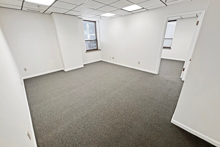 More Photos Of 205 N College Ave, Bloomington Office For Lease