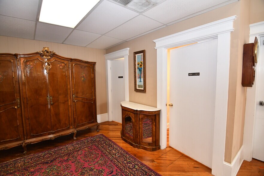 More Photos Of 10 N Public Sq, Murfreesboro Storefront Retail Office For Lease