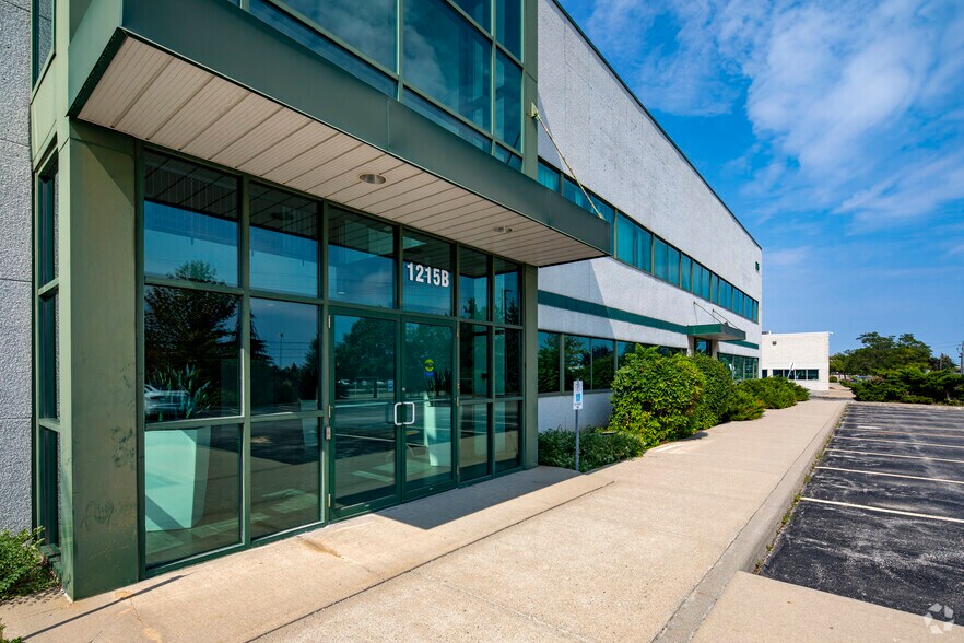 More Photos Of 1215 N Service Rd W, Oakville Warehouse For Lease
