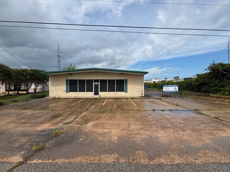 More Photos Of 726 Main St, Clute Warehouse For Lease