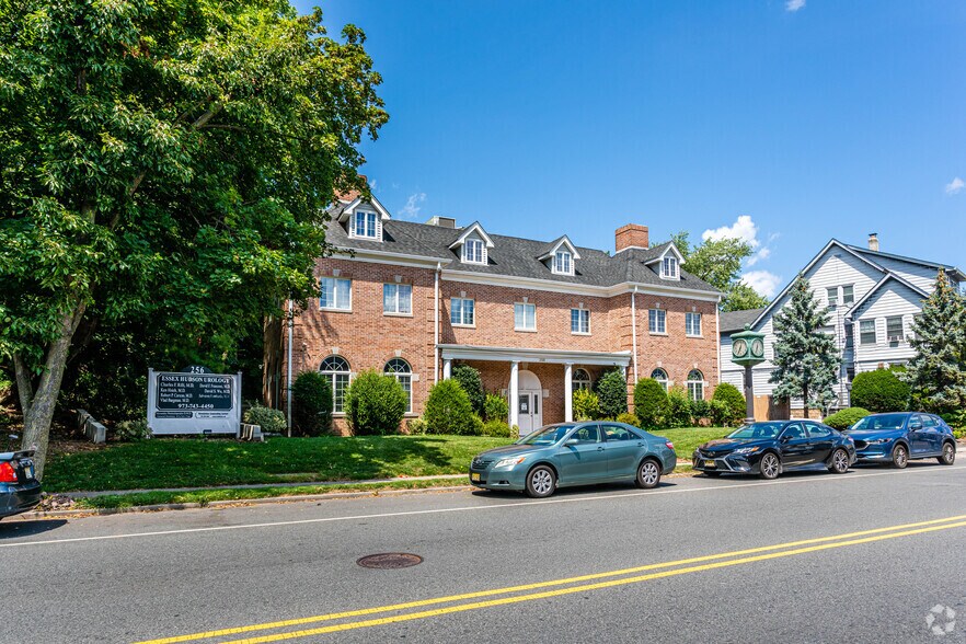 More Photos Of 256 Broad St, Bloomfield Medical For Lease