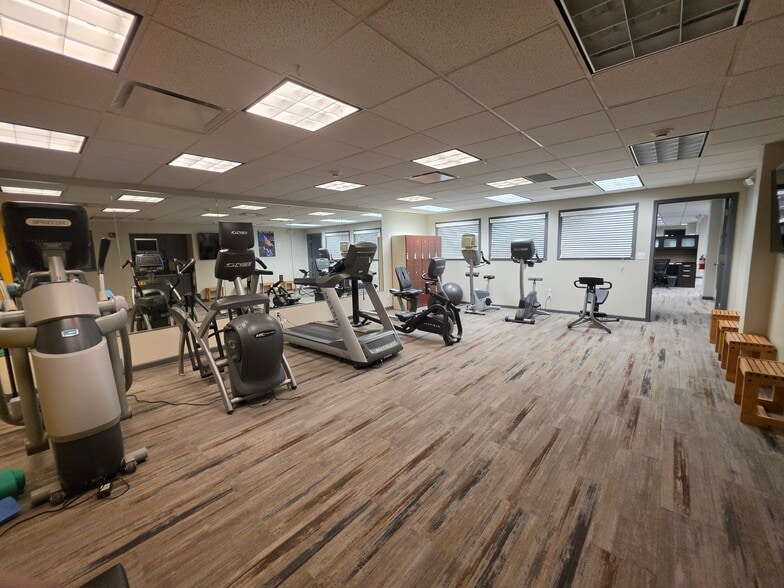 More Photos Of 6610 N Shadeland Ave, Indianapolis Office For Sale