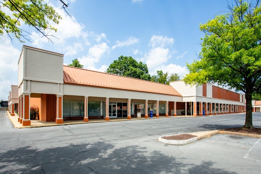 More Photos Of 801-901 W Broad St, Waynesboro Unknown For Lease