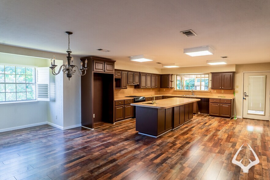 More Photos Of 205 N Wheeler Rd, Colmesneil Office For Sale