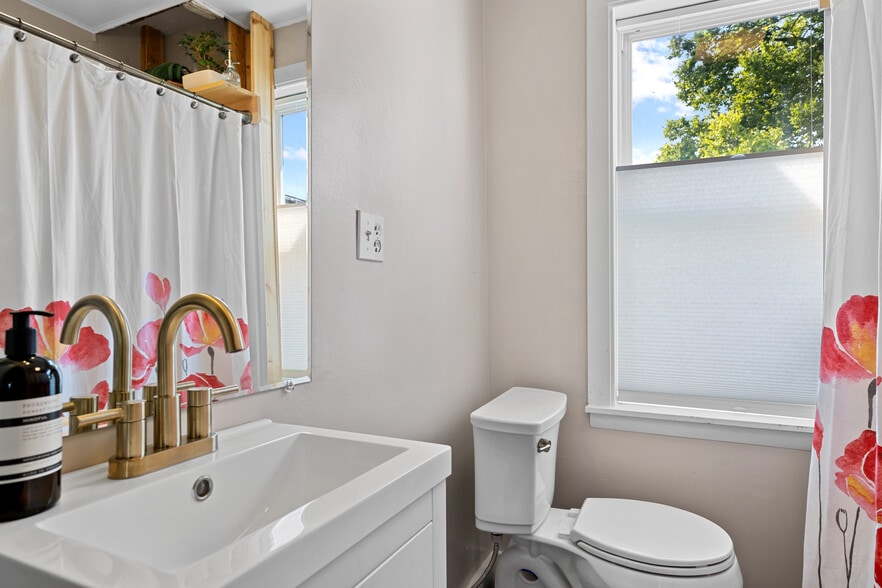 More Photos Of 238 E King St, Strasburg Storefront For Sale