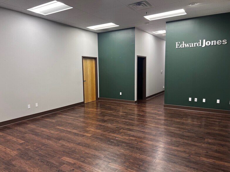 More Photos Of 15970 S Mur-Len Rd, Olathe Unknown For Lease