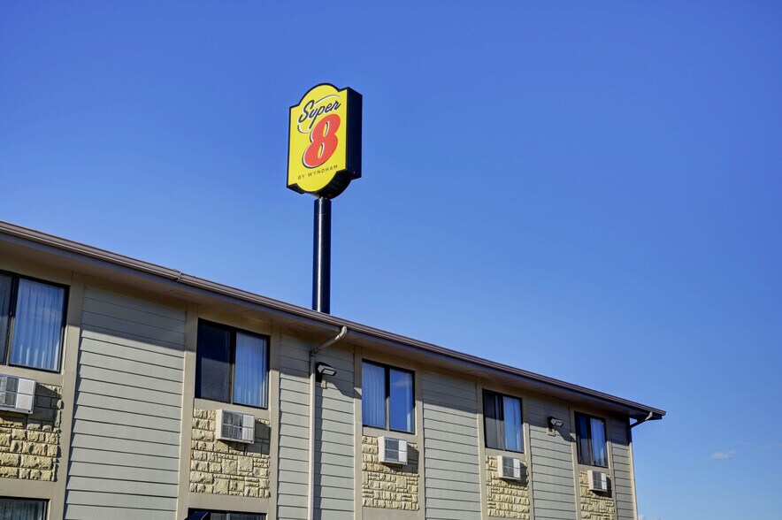 More Photos Of 105 Centennial Dr, Livingston Hotel For Sale