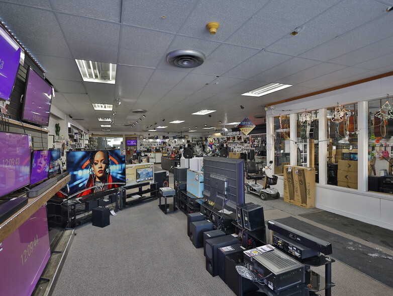 More Photos Of 330 Rue Principale, Granby Flex For Sale