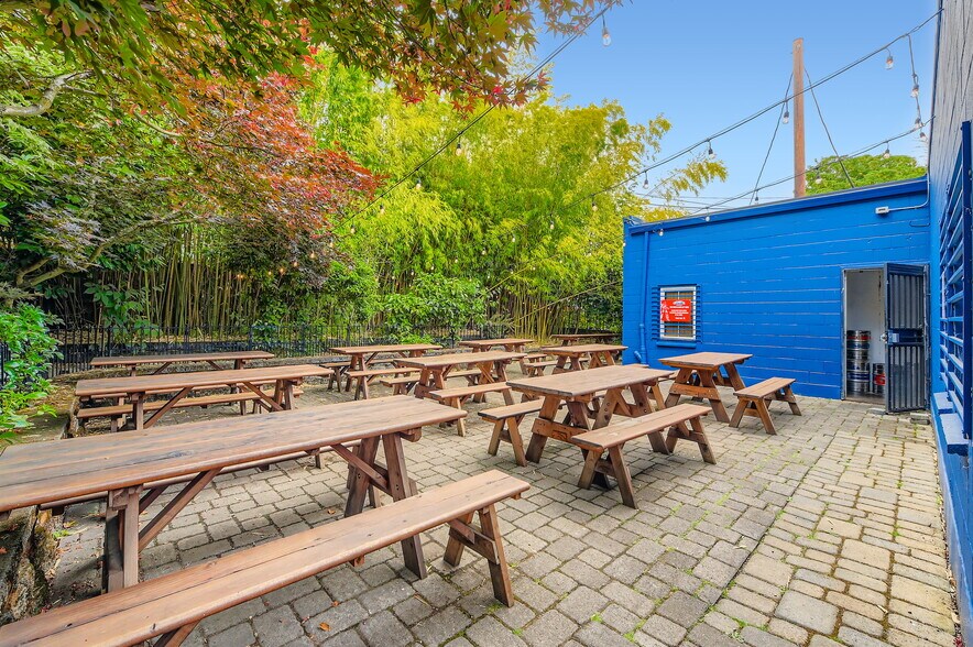 More Photos Of 4343 SE Hawthorne Blvd, Portland Restaurant For Sale