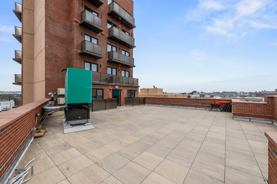 More Photos Of 14 Olive St, Brooklyn Hotel For Lease