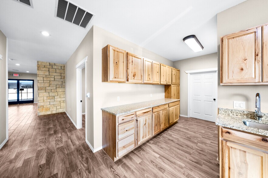 More Photos Of 11639 E US Highway 175, Kemp Flex For Lease