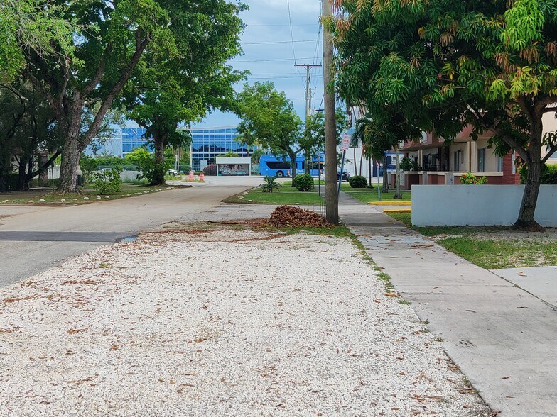 More Photos Of 660 Miller Dr, Miami Springs Research And Development For Sale