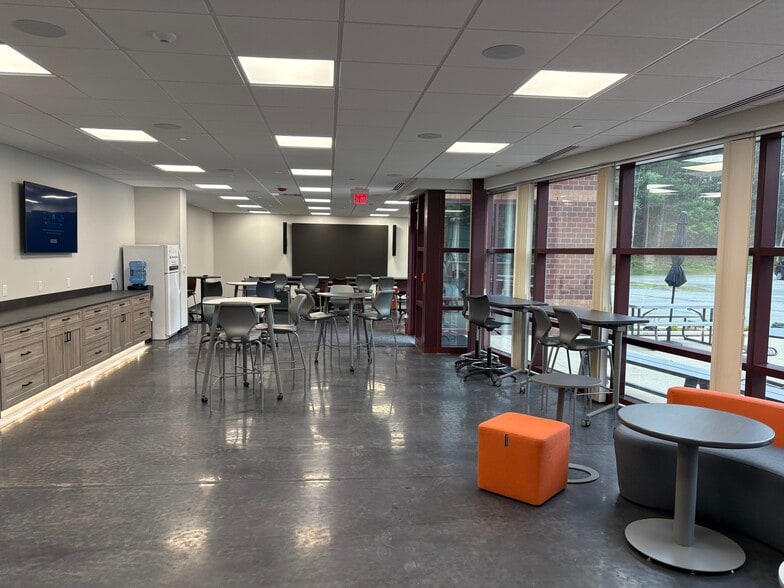 More Photos Of 201 Riverneck Rd, Chelmsford Office For Lease