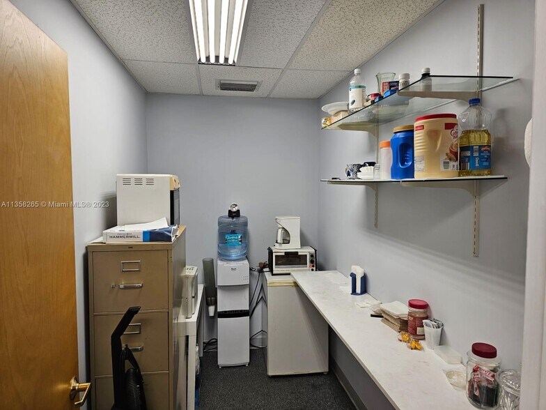 More Photos Of 10475 NW 37th Ter, Miami Warehouse For Lease
