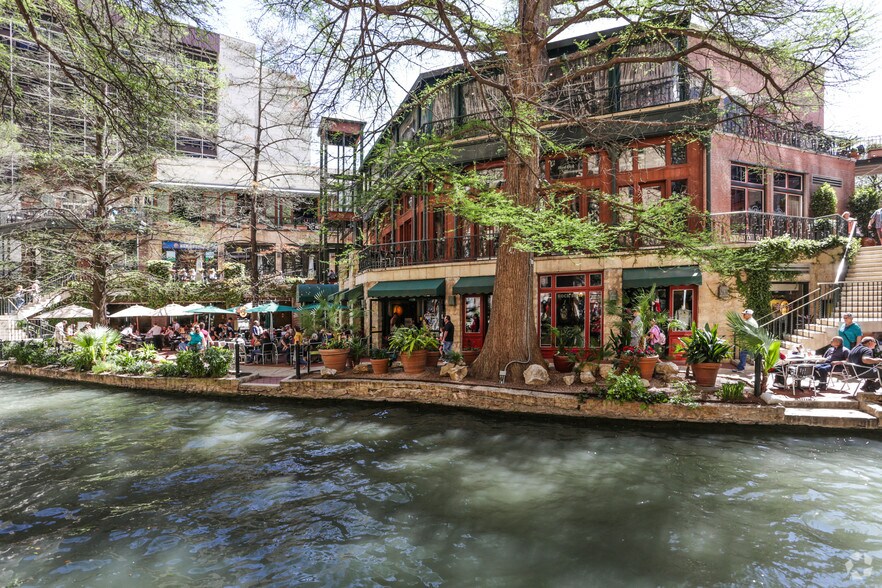 More Photos Of 111 W Crockett St, San Antonio Freestanding For Lease