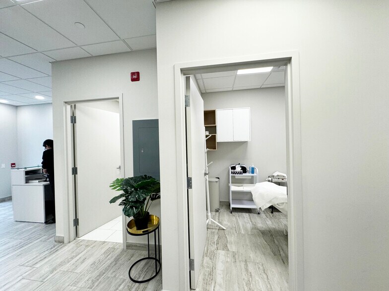 More Photos Of 200 Cachet Woods Crt, Markham Office For Lease