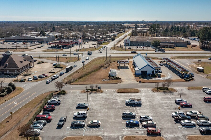 More Photos Of 5550 McFarland Blvd, Northport General Retail For Lease